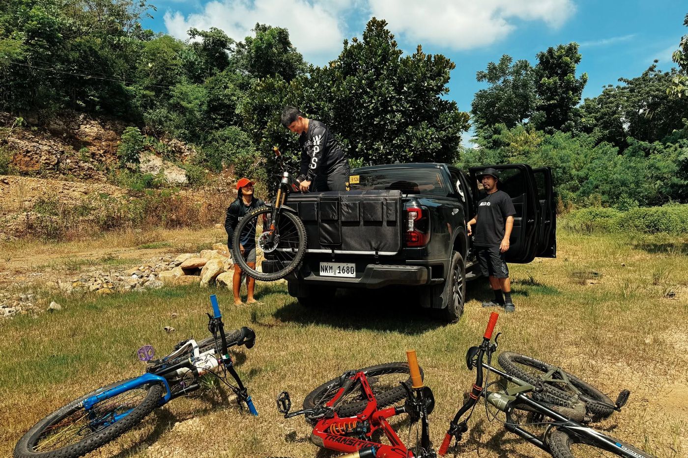 Bikes and a truck at the pit before the first run
